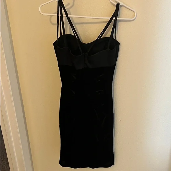 Elegant Black Strappy Dress - Picture 3 of 3